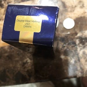 Estée Lauder Double Wear Stay in Place Makeup, color 2W1 Dawn
